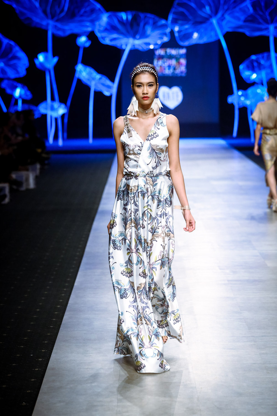 Phần đầu là gam màu tươi sáng...