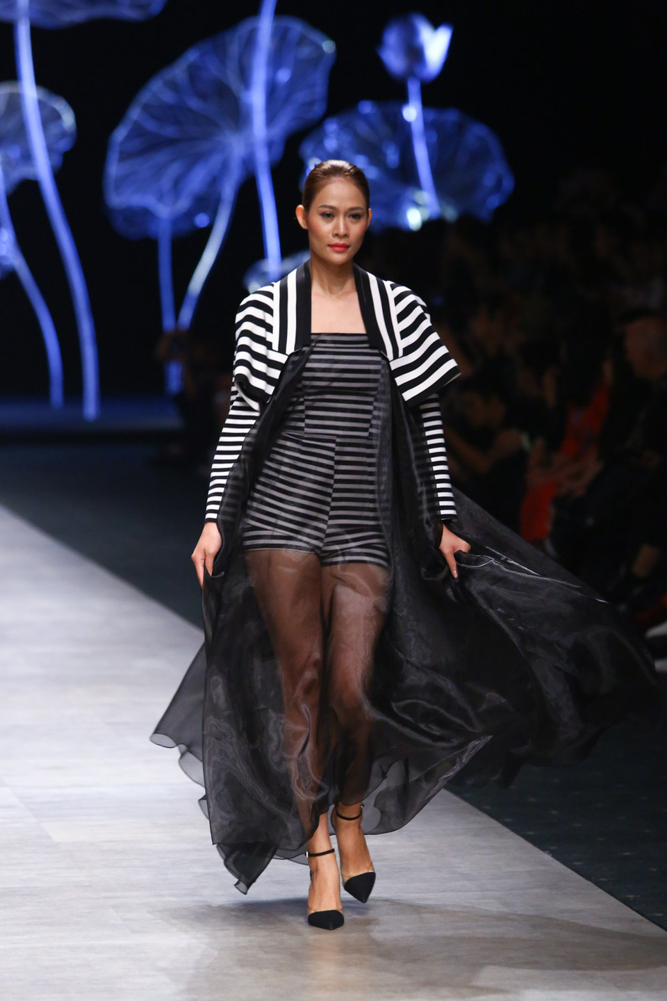 Họa tiết kẻ sọc ngang và cách kết hợp màu sắc theo trào lưu color block là những dấu ấn đương đại...