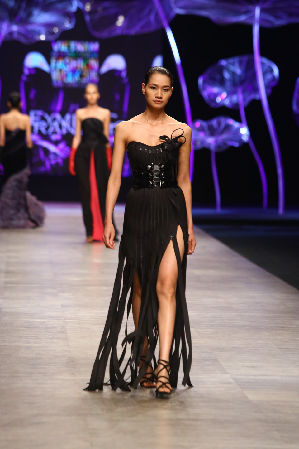 Xuyên suốt bộ sưu tập, những dải khóa kéo khi được tạo khối nổi như một tác phẩm nghệ thuật sắp đặt...