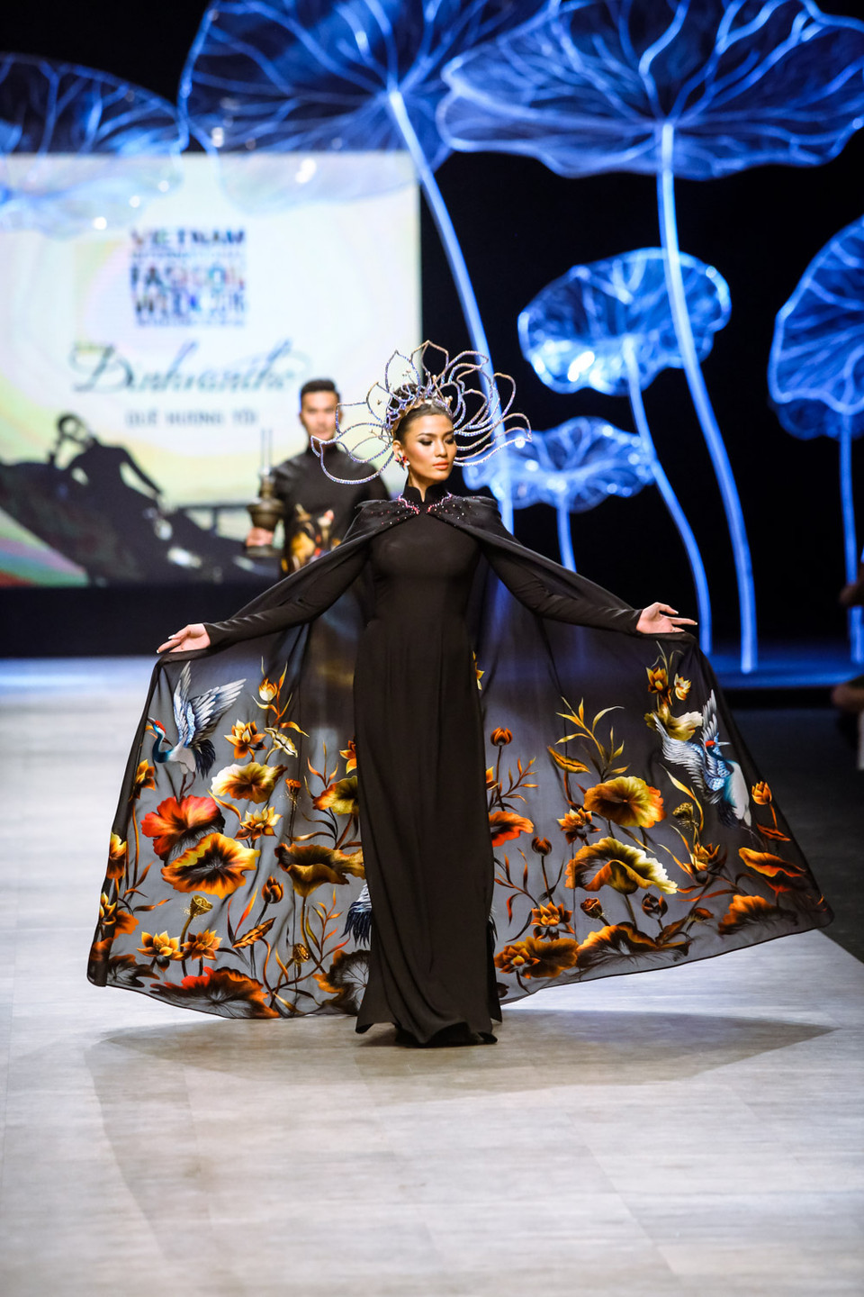 Bởi đây là show diễn duy nhất trình diễn áo dài, trang phục truyền thống của Việt Nam trên sàn diễn Tuần lễ thời trang quốc tế Việt Nam Xuân Hè 2016.