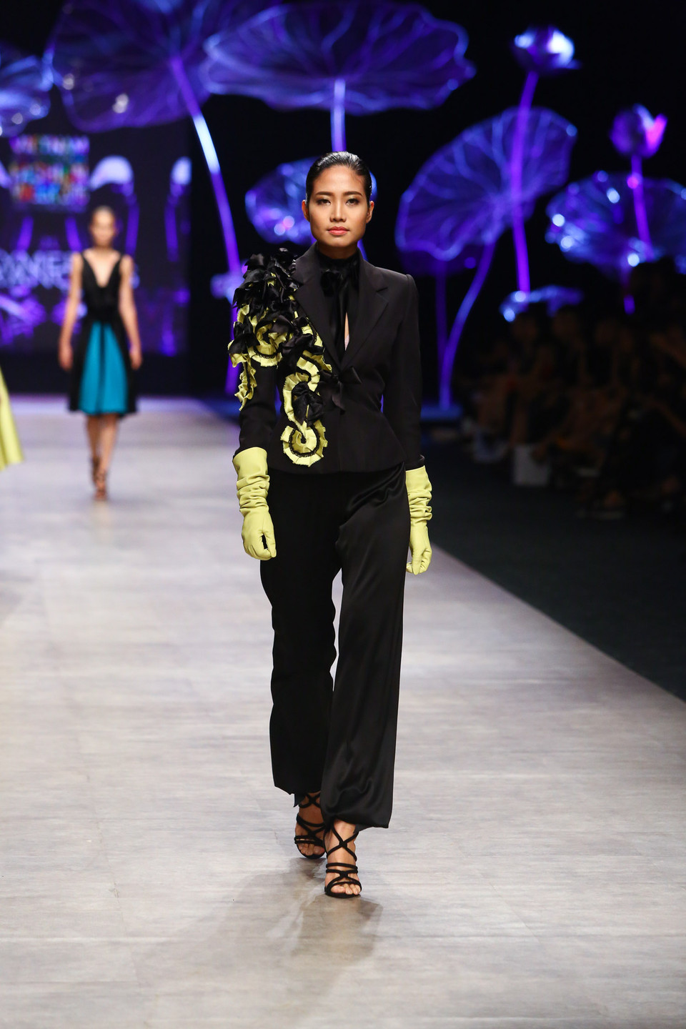 Bộ sưu tập ‘Những khát khao thầm kín’ nhà thiết kế gốc Pháp trình làng đến khán giả Việt Nam lần này lấy tông đen là chủ đạo, làm nổi bật những gam màu nguyên bản như vàng, hồng, xanh. 