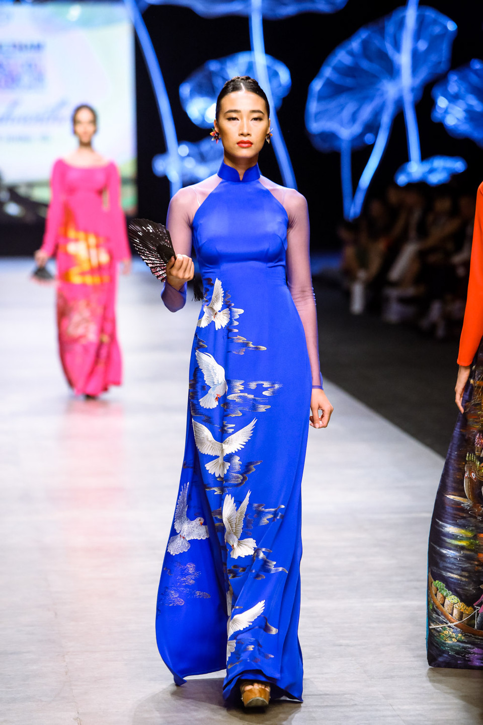 Anh thể nghiệm nhiều cách xử lý như thêu, thêu 3D, thêu ruy băng, vẽ Acrylic để làm nên những bức tranh phong cảnh tuyệt đẹp trên các thiết kế áo dài.