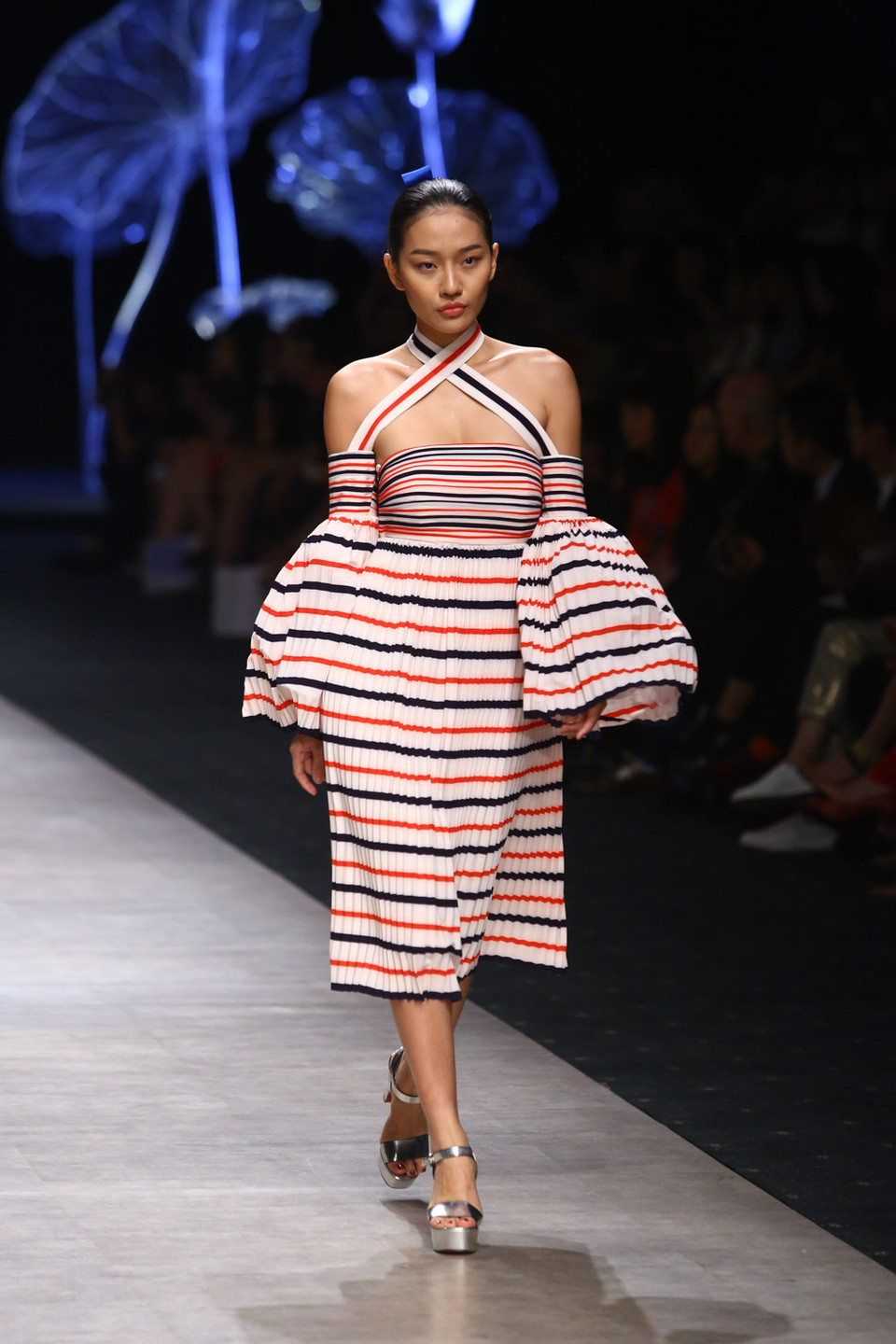 Lý Giám Tiền làm mới trang phục truyền thống của Xứ sở kim chi.