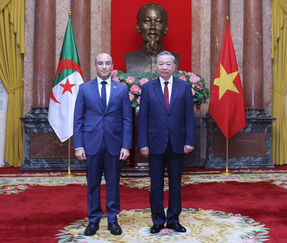 Tổng Bí thư, Chủ tịch nước Tô Lâm và Đại sứ Algeria tại Việt Nam Sofiane Chaib chụp ảnh chung. (Ảnh: Lâm Khánh/TTXVN)
