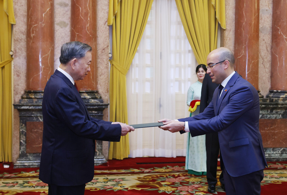 Tổng Bí thư, Chủ tịch nước Tô Lâm nhận Quốc thư từ Đại sứ Algeria tại Việt Nam Sofiane Chaib. (Ảnh: Lâm Khánh/TTXVN)