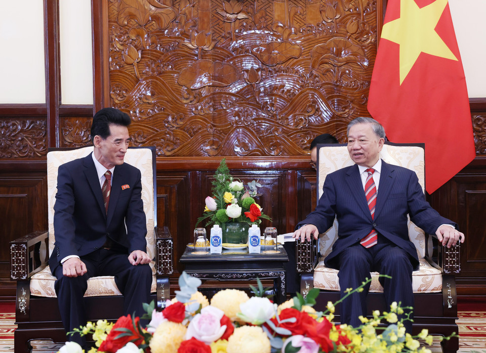 Tổng Bí thư, Chủ tịch nước Tô Lâm tiếp Đại sứ Cộng hoà Dân chủ Nhân dân Triều Tiên tại Việt Nam Ri Sung Guk đến trình Quốc thư. (Ảnh: Lâm Khánh/TTXVN)