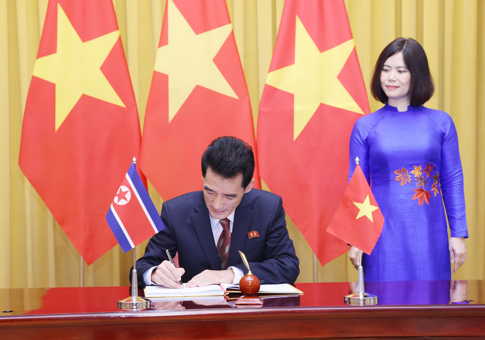 Đại sứ Cộng hoà Dân chủ Nhân dân Triều Tiên tại Việt Nam Ri Sung Guk ghi lưu bút. (Ảnh: Lâm Khánh/TTXVN)