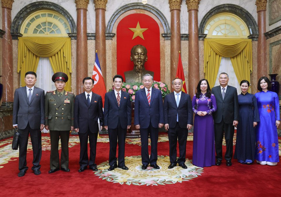 Tổng Bí thư, Chủ tịch nước Tô Lâm và Đại sứ Cộng hoà Dân chủ Nhân dân Triều Tiên tại Việt Nam Ri Sung Guk chụp ảnh chung với các đại biểu. (Ảnh: Lâm Khánh/TTXVN)