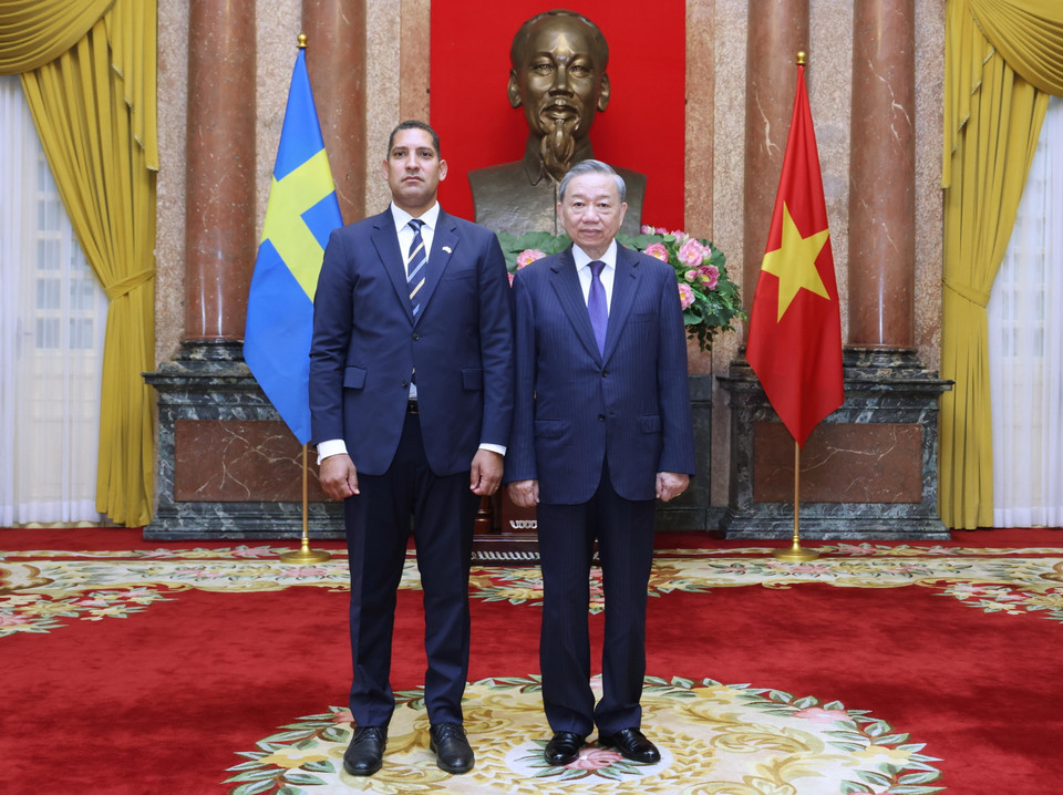 Tổng Bí thư, Chủ tịch nước Tô Lâm và Đại sứ Vương quốc Thụy Điển tại Việt Nam Johan Ndisi chụp ảnh chung. (Ảnh: Lâm Khánh/TTXVN)