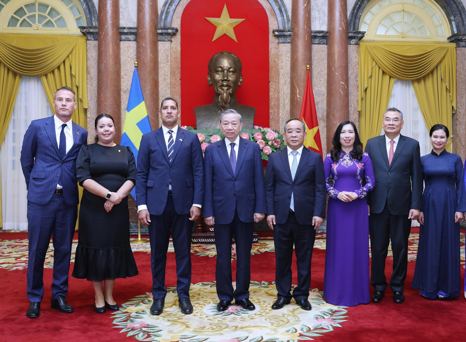 Tổng Bí thư, Chủ tịch nước Tô Lâm và Đại sứ Thụy Điển tại Việt Nam Johan Ndisi chụp ảnh chung với các đại biểu. (Ảnh: Lâm Khánh/TTXVN)