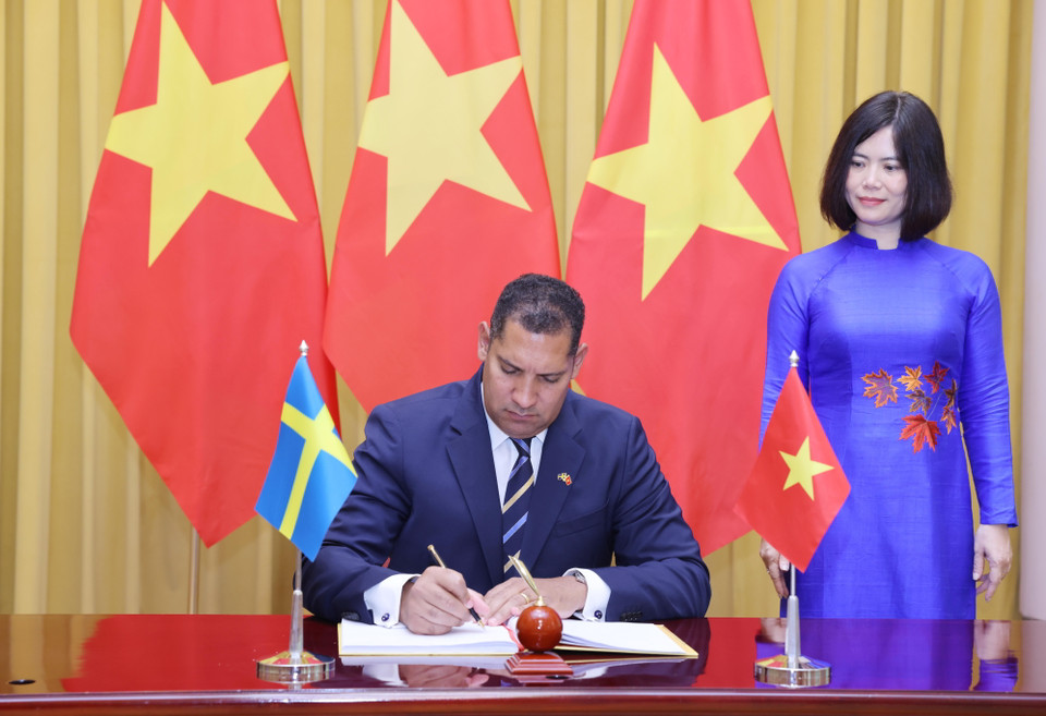 Đại sứ Vương quốc Thụy Điển tại Việt Nam Johan Ndisi ghi lưu bút. (Ảnh: Lâm Khánh/TTXVN)