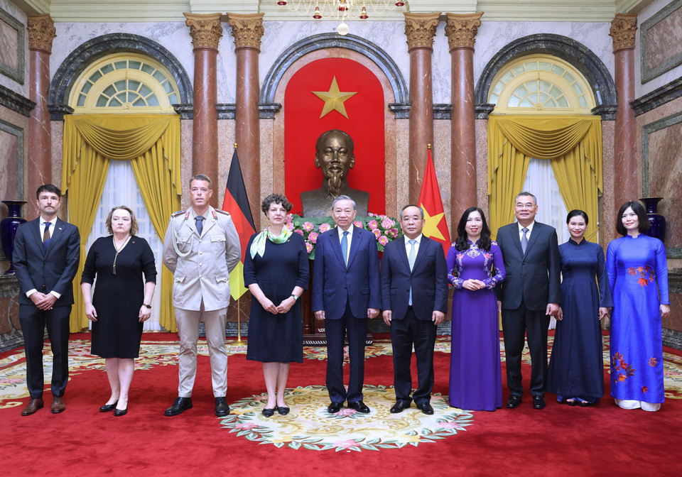 Tổng Bí thư, Chủ tịch nước Tô Lâm và Đại sứ Cộng hòa Liên bang Đức tại Việt Nam Helga Margarete Barth cùng các đại biểu chụp ảnh chung. (Ảnh: Lâm Khánh/TTXVN)