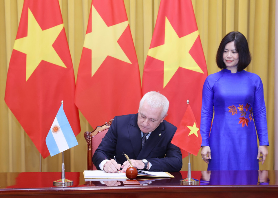 Đại sứ Argentina tại Việt Nam Marcos Antonio Bednarski ghi lưu bút. (Ảnh: Lâm Khánh/TTXVN)