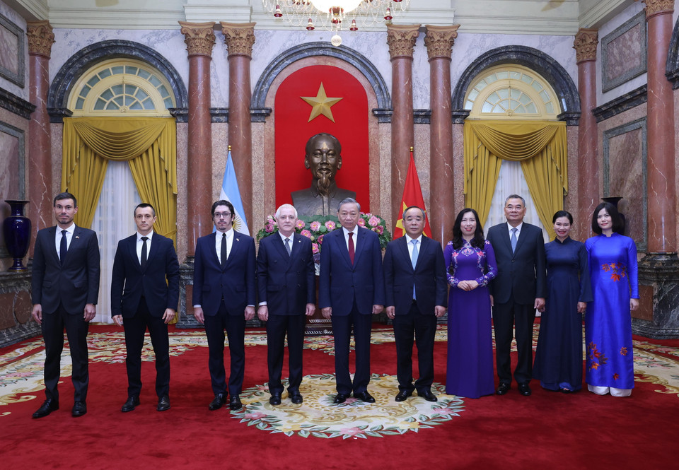 Tổng Bí thư, Chủ tịch nước Tô Lâm và Đại sứ Argentina tại Việt Nam Marcos Antonio Bednarski chụp ảnh chung với các đại biểu. (Ảnh: Lâm Khánh/TTXVN)