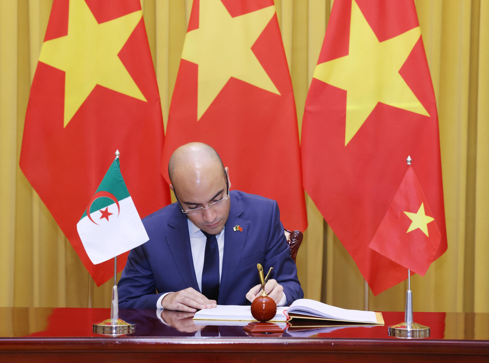 Đại sứ Algeria tại Việt Nam Sofiane Chaib ghi lưu bút. (Ảnh: Lâm Khánh/TTXVN)