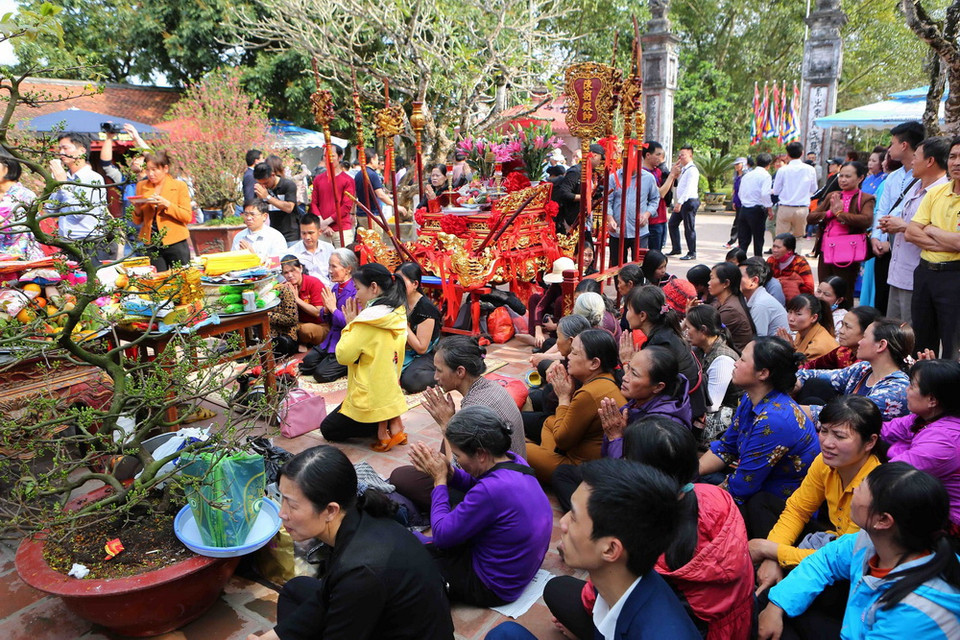 Rất đông du khách có mặt tại khu vực đền Cố Trạch, nơi sẽ diễn ra nghi thức rước kiệu Ngọc Lộ để cúng, lễ cầu bình an. (Ảnh: Thành Đạt/TTXVN)