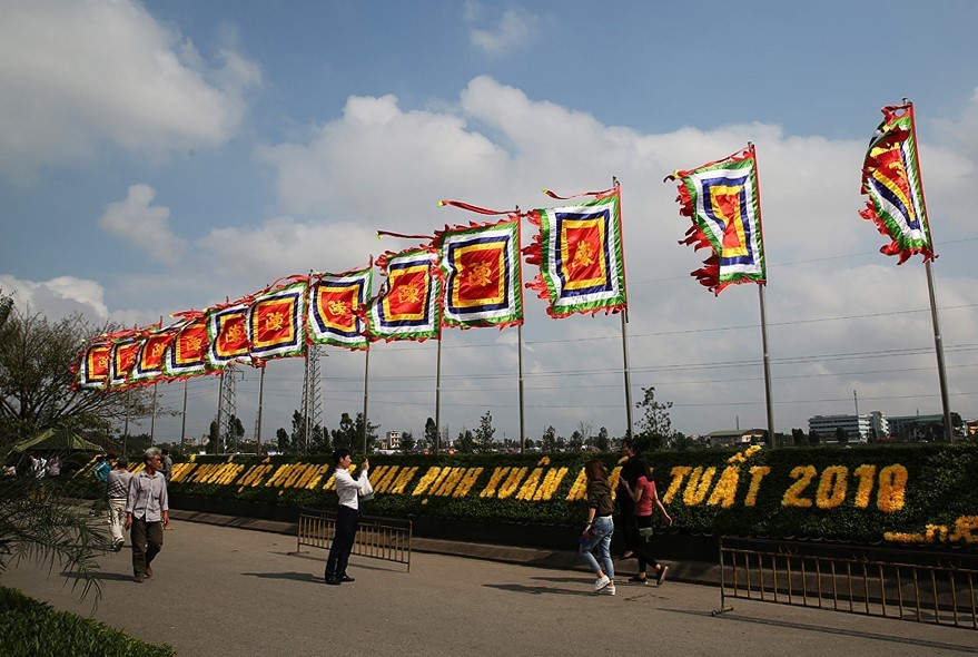  Quang cảnh phía ngoài đền Trần trước giờ khai Ấn. (Ảnh: Trọng Đạt/TTXVN)