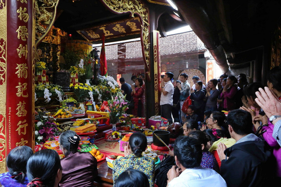 Tại các đền Thiên Trường, Cố Trạch và đền Trùng Hoa đã có nhiều du khách tới đặt lễ, dâng hương cầu bình an. (Ảnh: Thành Đạt/TTXVN)