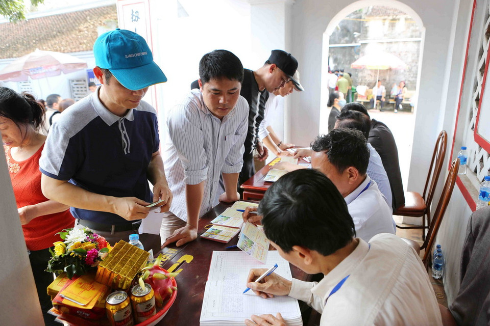 Người dân công đức xin lễ trước giờ khai hội. (Ảnh: Thành Đạt/TTXVN)