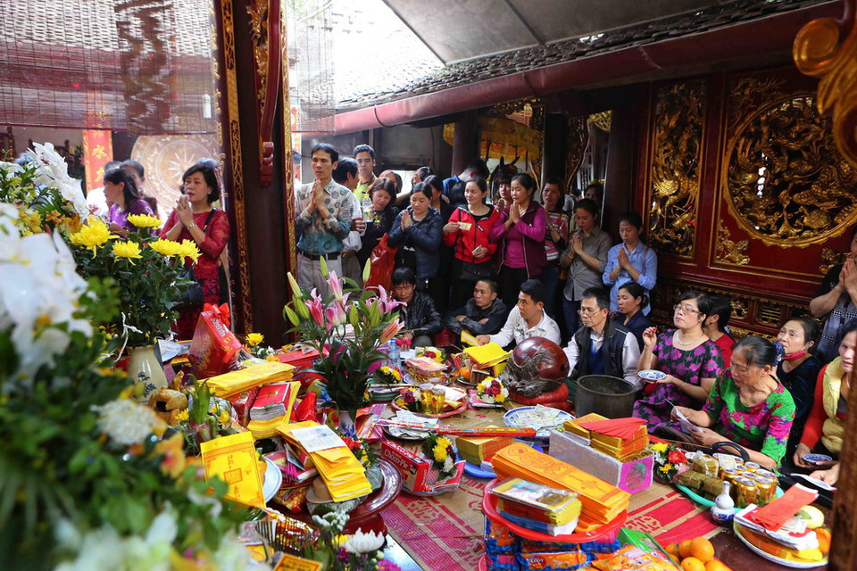 Tại các đền Thiên Trường, Cố Trạch và đền Trùng Hoa đã có nhiều du khách tới đặt lễ, dâng hương cầu bình an. (Ảnh: Thành Đạt/TTXVN)