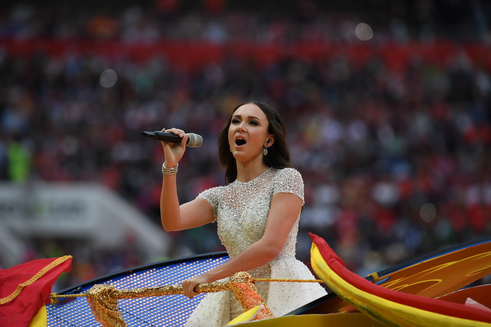 Nữ danh ca Nga Aida Garifullina với chất giọng ngọt ngào xuất hiện cùng mô hình phượng hoàng lửa, biểu tượng của sự tái sinh và sức mạnh nước Nga tại lễ khai mạc World Cup 2018 trên sân vận động Luzhniki ở Moskva ngày 14/6. (Nguồn: THX/TTXVN)