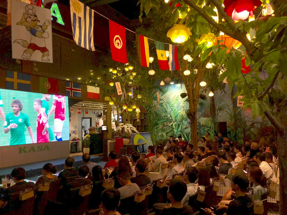 Người dân xem bóng đá tại quán cà phê. (Ảnh: Quang Nhựt/TTXVN)