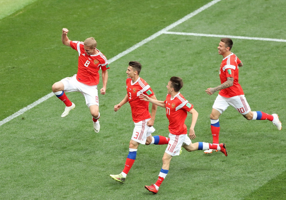 Niềm vui của các tuyển thủ Nga sau chiến thắng đầy ấn tượng với tỷ số 5-0 trước đối thủ Arabia Saudi trong trận đấu khai mạc FIFA World Cup 2018 diễn ra tại Nga ngày 14/6. (Nguồn: THX/TTXVN)