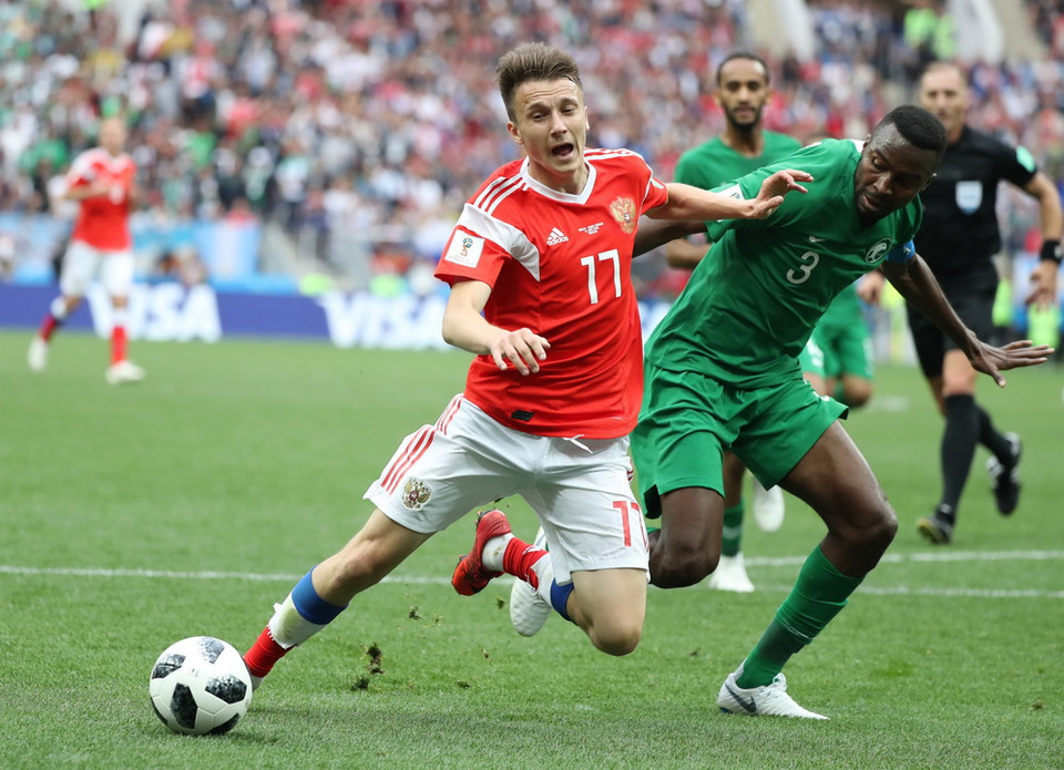 Pha tranh bóng quyết liệt giữa Aleksandr Golovin (trái) của Nga và Osama Hawsawi của Saudi Arabia Saudi trong trận đấu khai mạc FIFA World Cup 2018 diễn ra ngày 14/6. (Nguồn: THX/TTXVN)