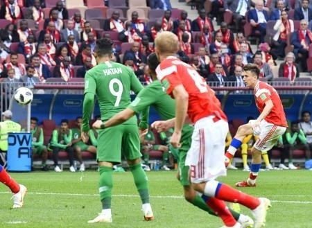Pha ghi bàn thắng ấn định tỷ số 5-0 của cầu thủ Denis Cheryshev (đội tuyển Nga) trước Arabia Saudi trong trận đấu khai mạc FIFA World Cup 2018 diễn ra tại Nga ngày 14/6. (Nguồn: Kyodo/TTXVN)