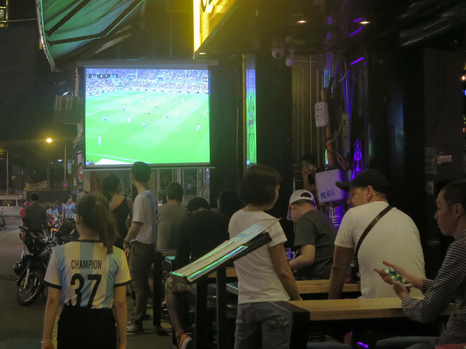 Du khách trong và ngoài nước đến xem truyền hình trực tiếp chương trình khai mạc World Cup 2018. (Ảnh: Hoàng Hải-TTXVN)