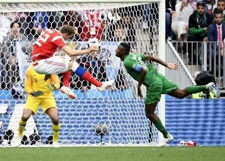 Cầu thủ Artem Dzyuba (trái) ghi bàn thắng thứ ba cho đội tuyển Nga trước đối thủ Arabia Saudi trong trận đấu khai mạc FIFA World Cup 2018 diễn ra tại Nga ngày 14/6. Hiện Nga đang dẫn với tỷ số 5-0. (Nguồn: Kyodo/TTXVN)