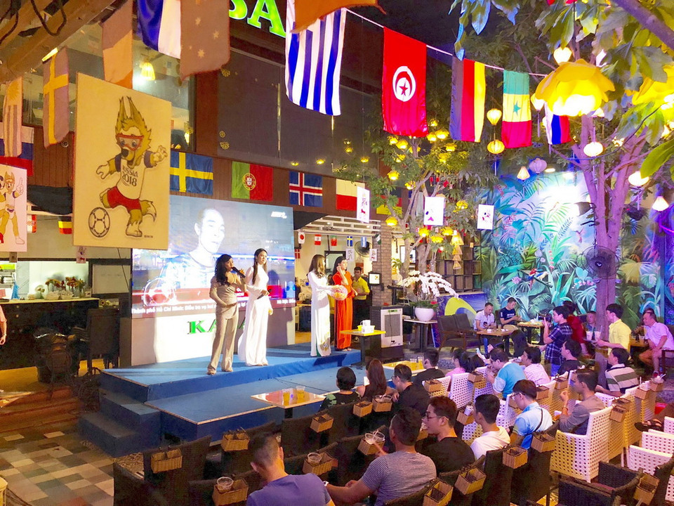 Người dân xem bóng đá tại quán cà phê. (Ảnh: Quang Nhựt/TTXVN)