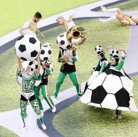  Các nghệ sỹ trình diễn tại lễ khai mạc World Cup 2018 trên sân vận động Luzhniki ở Moskva ngày 14/6. (Nguồn: Kyodo/TTXVN)