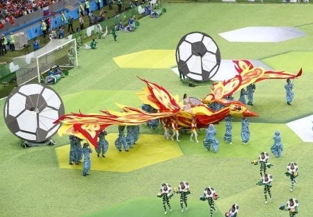 Các nghệ sỹ trình diễn tại lễ khai mạc World Cup 2018 trên sân vận động Luzhniki ở Moskva ngày 14/6. (Nguồn: Kyodo/TTXVN)