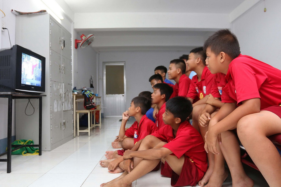 Các học viên Trung tâm Bóng đá năng khiếu Thành phố Hồ Chí Minh-Lyon (Pháp) háo hức xem khai mạc World Cup 2018 tại ký túc xá của Trung tâm. (Ảnh: Thanh Vũ/TTXVN)