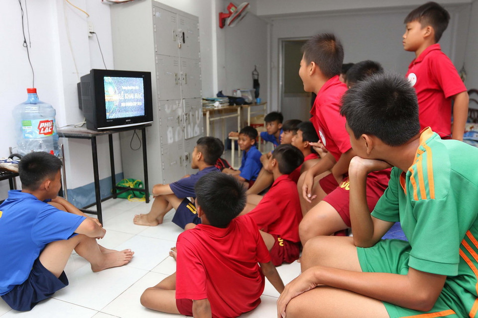 Các học viên Trung tâm Bóng đá năng khiếu Thành phố Hồ Chí Minh-Lyon (Pháp) háo hức xem khai mạc World Cup 2018 tại ký túc xá của Trung tâm. (Ảnh: Thanh Vũ/TTXVN)