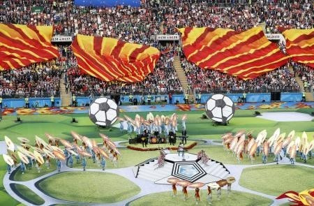 Các nghệ sỹ trình diễn tại lễ khai mạc World Cup 2018 trên sân vận động Luzhniki ở Moskva ngày 14/6. (Nguồn: Kyodo/TTXVN)