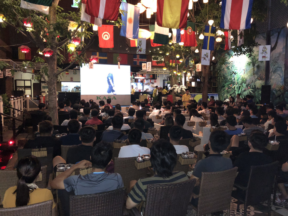 Người dân xem bóng đá tại quán cà phê. (Ảnh: Quang Nhựt/TTXVN)