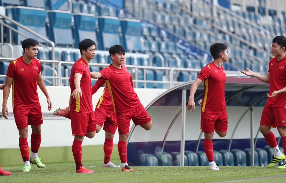 Hậu vệ Việt Anh, tiền đạo Công Phượng, tiền vệ Minh Vương, hậu vệ Hồng Duy và tiền vệ Xuân Trường (từ trái qua). (Ảnh: Hoàng Linh/TTXVN)