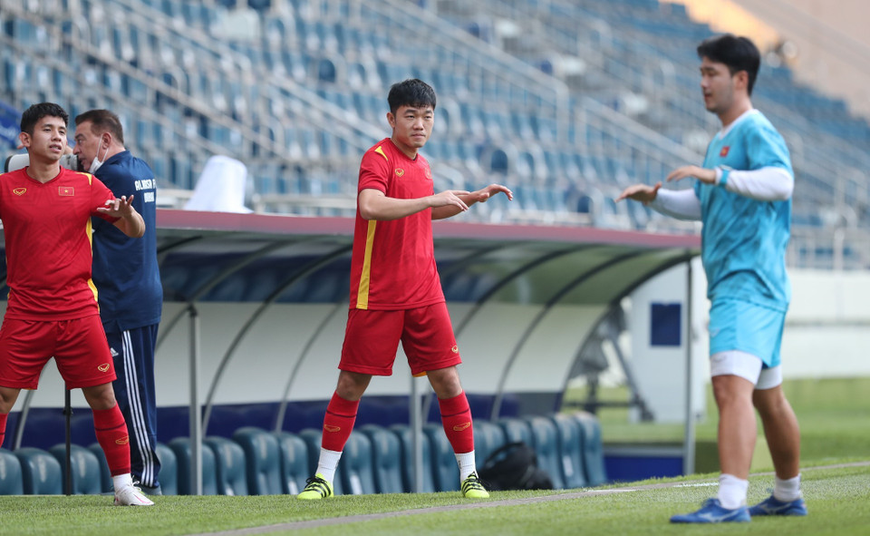 Tiền vệ Xuân Trường (giữa). (Ảnh: Hoàng Linh/TTXVN)