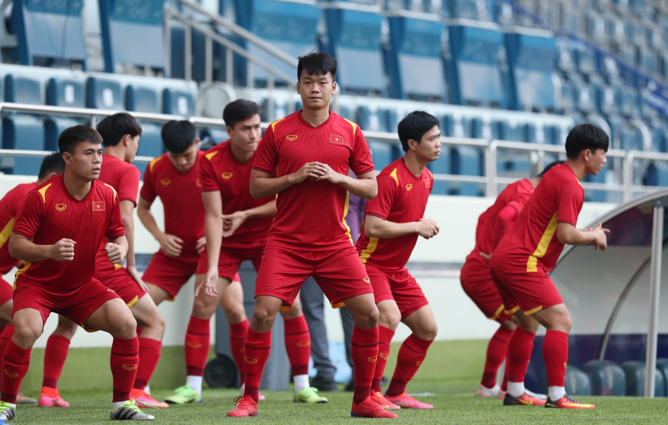 Đội tuyển Việt Nam trên sân Al Maktoum. (Ảnh: Hoàng Linh/TTXVN)