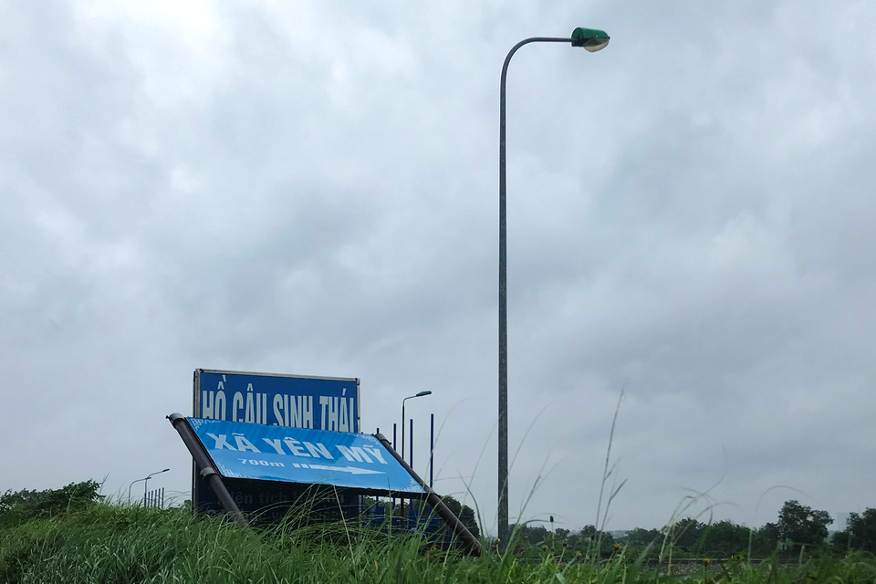 Biển chỉ dẫn lối vào xã Yên Mỹ (huyện Thanh Trì, Hà Nội) bị đổ do không thể 'chống chọi' lại sức gió của bão Yagi. (Ảnh: Việt Anh/Vietnam+)