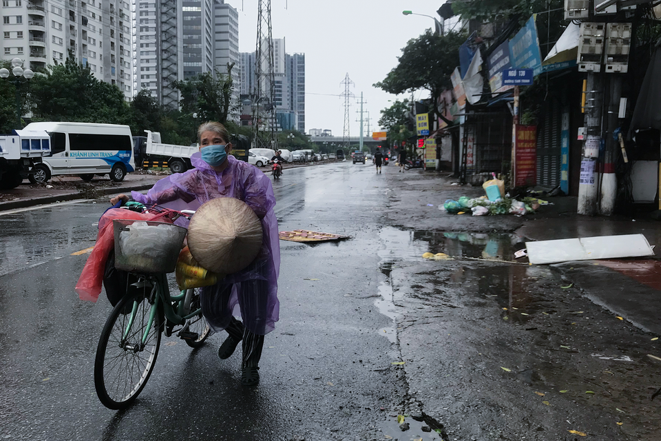 Người dân phải xuống xe dắt bộ do sức gió quá lớn. (Ảnh: Việt Anh/Vietnam+)