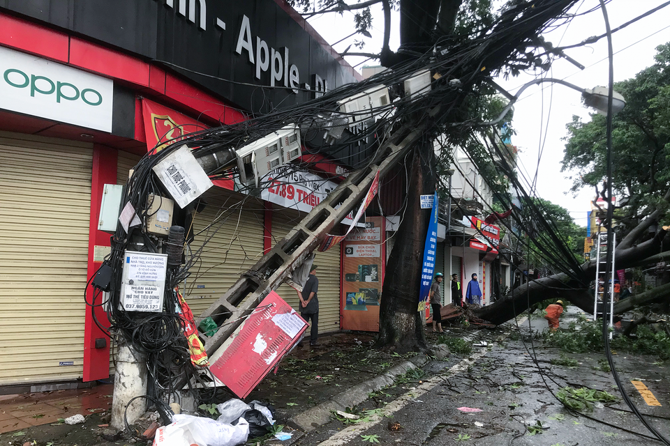 Cột điện bị gãy, đổ ở khu vực phường Vĩnh Hưng (quận Hoàng Mai, Hà Nội). (Ảnh: Việt Anh/Vietnam+)