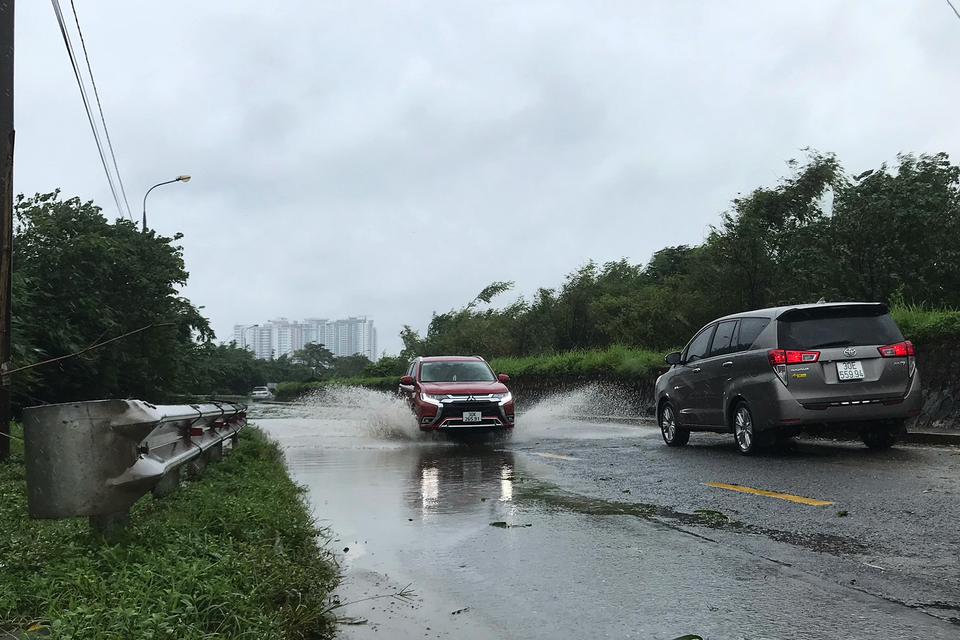 Khu vực đường đê Yên Sở (quận Hoàng Mai, Hà Nội), mưa to gây ngập tuyến đường khiến các phương tiện di chuyển khó khăn. (Ảnh: Việt Anh/Vietnam+)