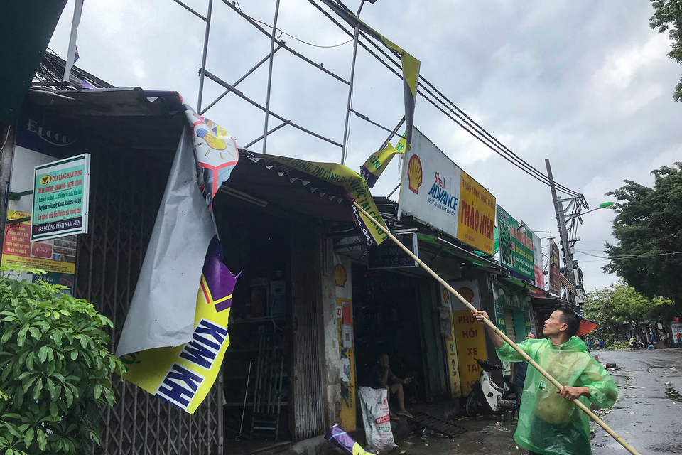 Người dân Thủ đô 'gia cố' nơi ở để chống gió, bão. (Ảnh: Việt Anh/Vietnam+)