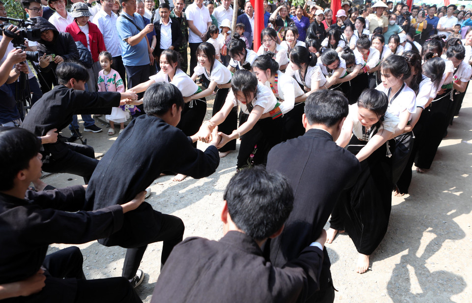 Trò chơi kéo co trong nghi lễ người Thái trắng ở Tây Bắc. (Ảnh: Quý Trung/TTXVN)