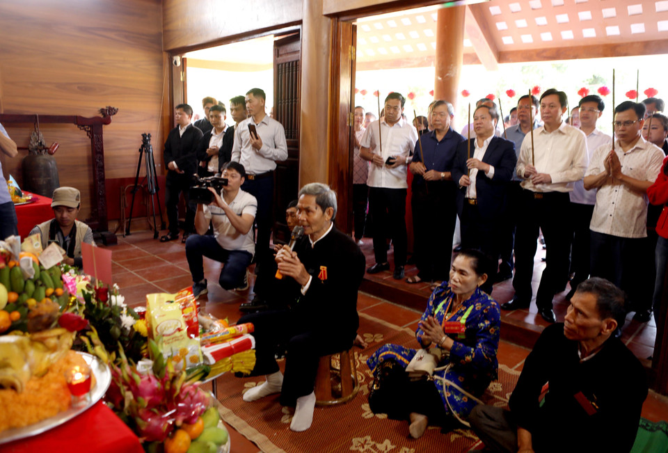 Lãnh đạo tỉnh Lai Châu cùng du khách dâng hương tại đền thờ Nàng Han. (Ảnh: Quý Trung/TTXVN)