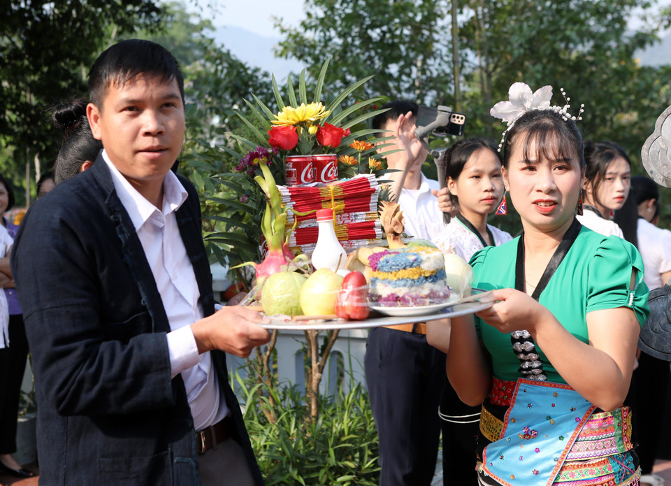 Nhân trong xã dâng lễ vật tưởng nhớ công lao của Nàng Han. (Ảnh: Quý Trung/TTXVN)