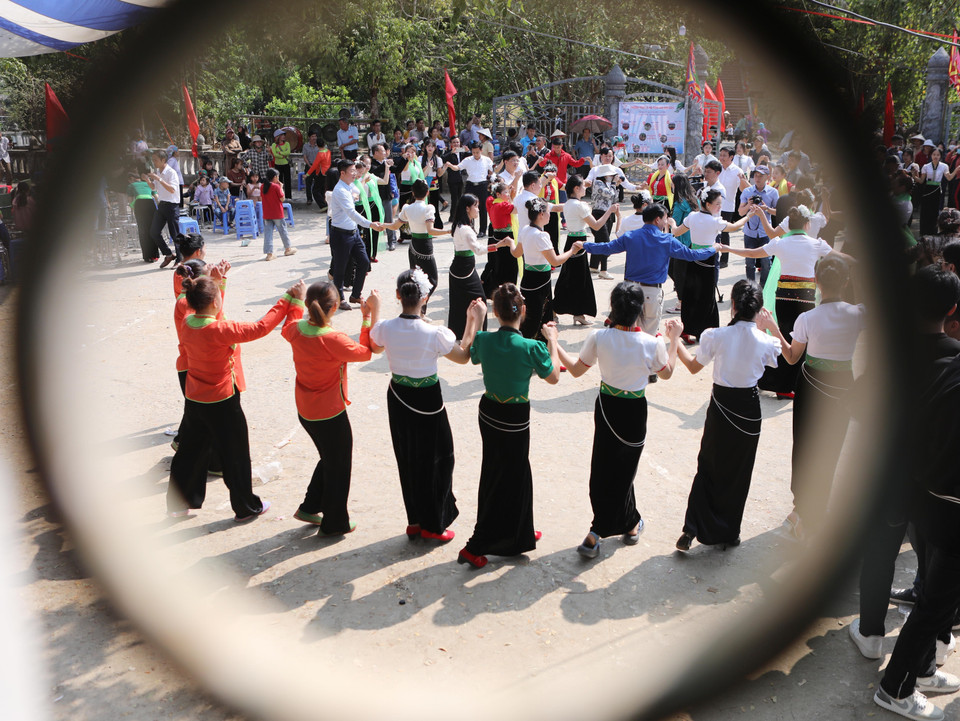 Người dân cùng du khách tay trong tay múa điệu xòe của dân tộc Thái, thể hiện tình đoàn kết giữa các dân tộc. (Ảnh: Quý Trung/TTXVN)